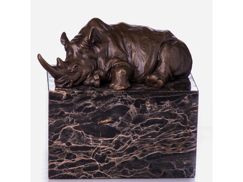 bronzen neushoorn slapend op marmeren blok