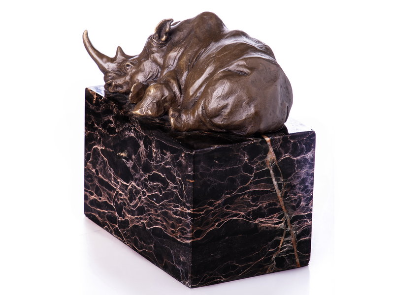 bronzen neushoorn slapend op marmeren blok