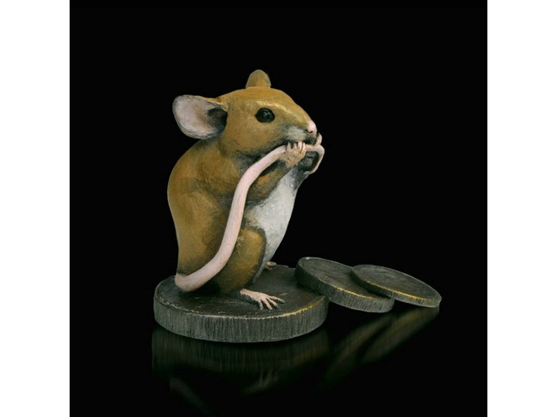 Michael Simpson Wild Life muizenbeeldje , een muis op stapeltje munten