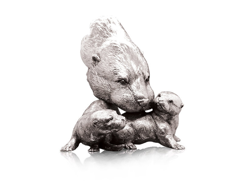 Escultura de la madre nutria con dos cachorros