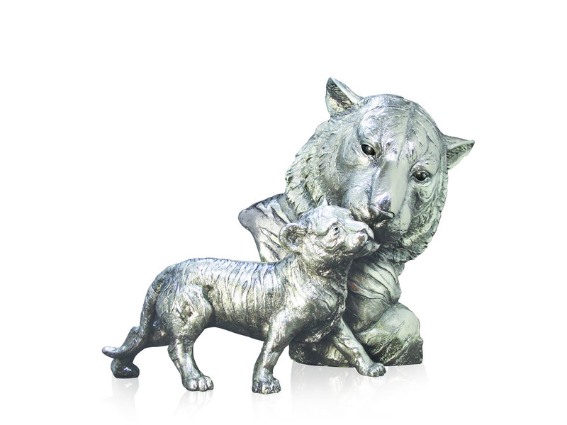 Escultura de tigre con un cachorro