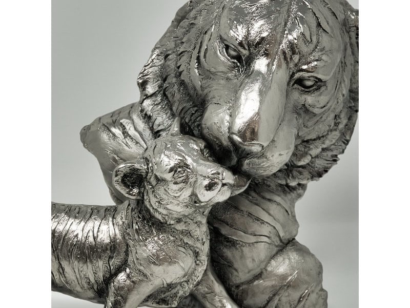 Tiger sculpture with a cub