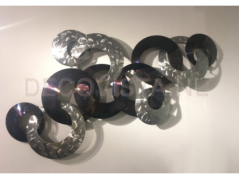 C. Jeré - Artisan House Stahl-Wandskulptur aus gehäkelten Ringen in Silber und Lila-Braun