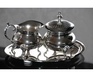 CEWROM Melk en suiker-set met deksel en lepel, melkkannetje keramiek en suikerpot met houten dienblad, slagroomkannetje, melkcontainer, vaatwasmachinebestendig en magnetronbestendig (zwart