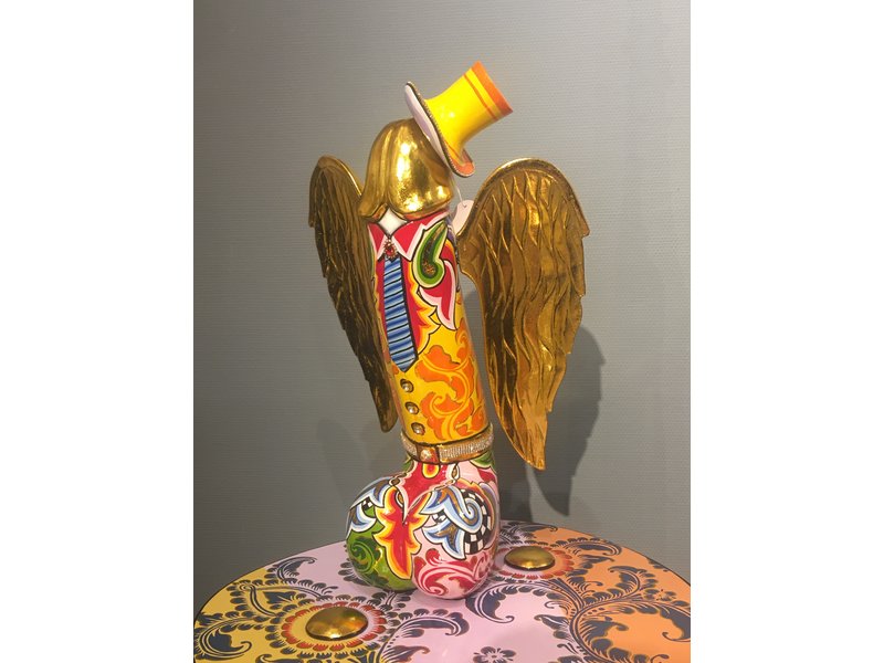 Toms Drag escultura de pene con escroto, sombrero y alas doradas