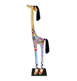 Toms Drag Statue Giraffe Carmen auf Sockel