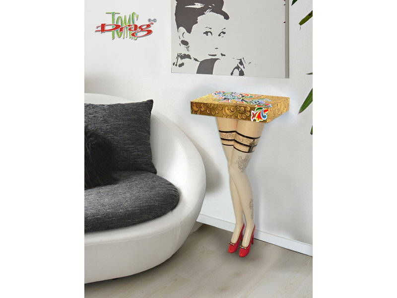 Toms Drag Sexy wandtafeltje op rode pumps