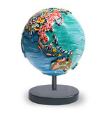 Toms Drag Tom's Planet, un colorido globo terráqueo de pie