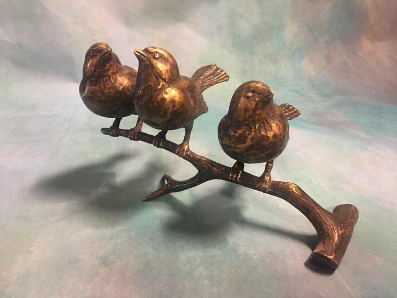 L' Art Bronze Drei Bronze Spatzen auf Ast, grün patiniert - braun