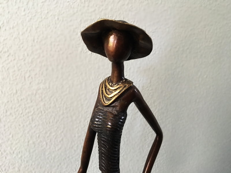 African Art Frau mit Hut in Bronze, Burkina Faso