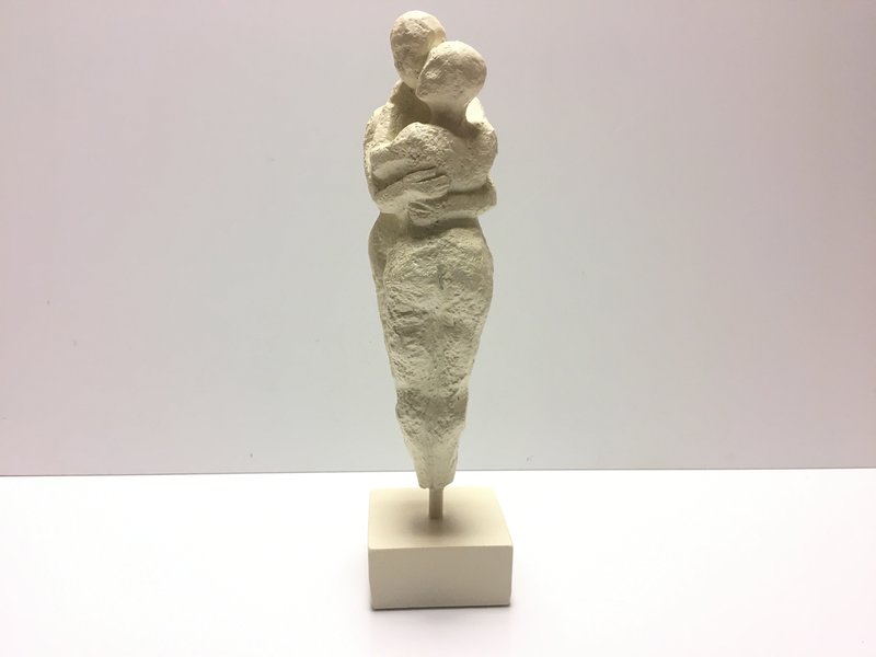 Figurita blanco crema "Abrazo"