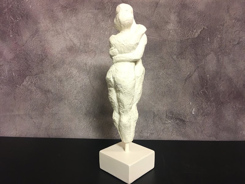 Figurita blanco crema "Abrazo"