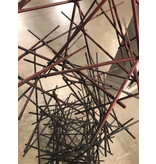 C. Jeré - Artisan House Objeto artístico en forma de trapecio de palos metálicos