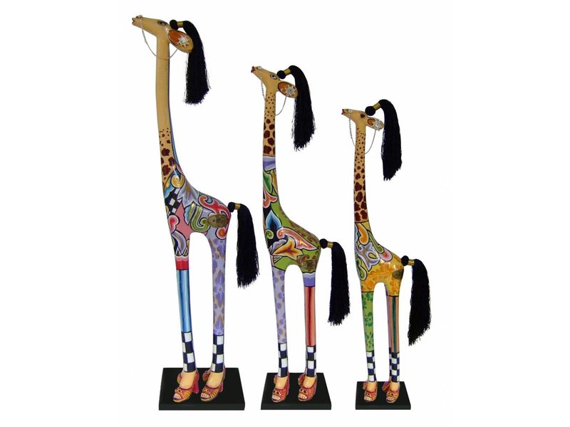 Toms Drag Statue Giraffe Carmen auf Sockel