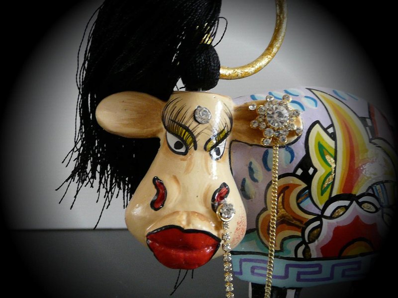 Toms Drag Cow statue Loretta