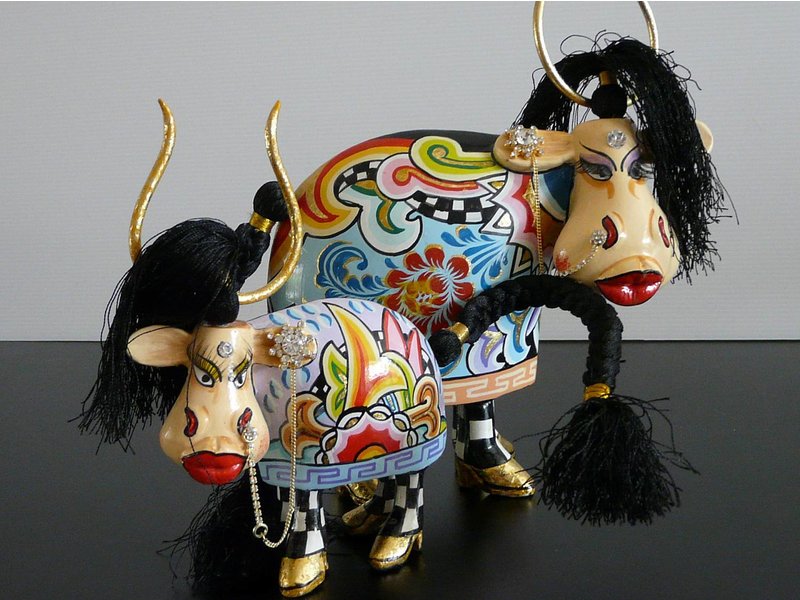 Toms Drag Cow statue Loretta