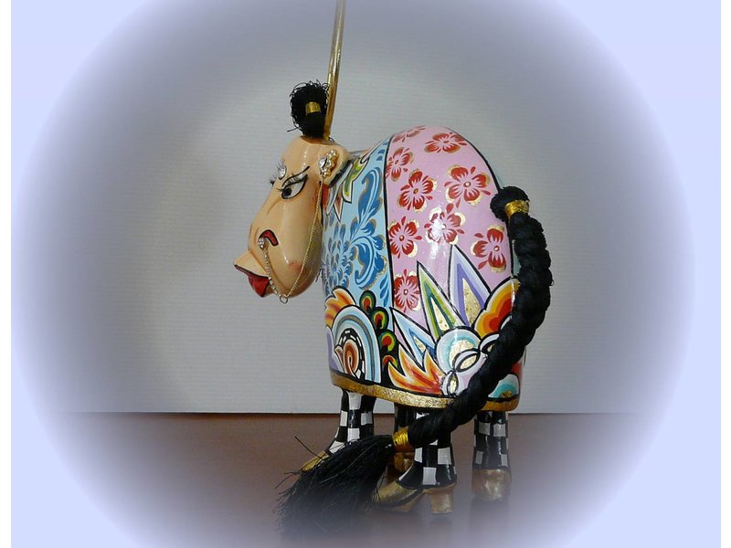 Toms Drag Cow figurine, standing