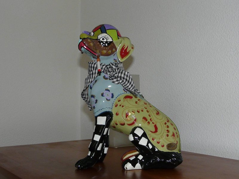Toms Drag Colored dog statue Scott