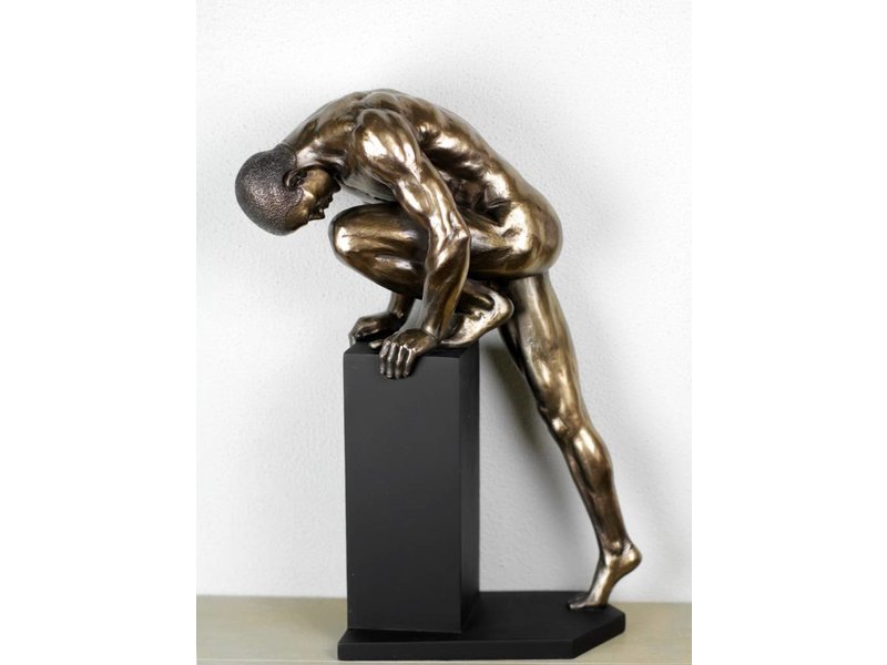 BodyTalk Sculptuur Staande bodybuilder bij sokkel, mannelijk naakt - M