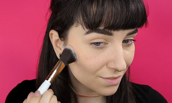Hoe breng ik blush aan?