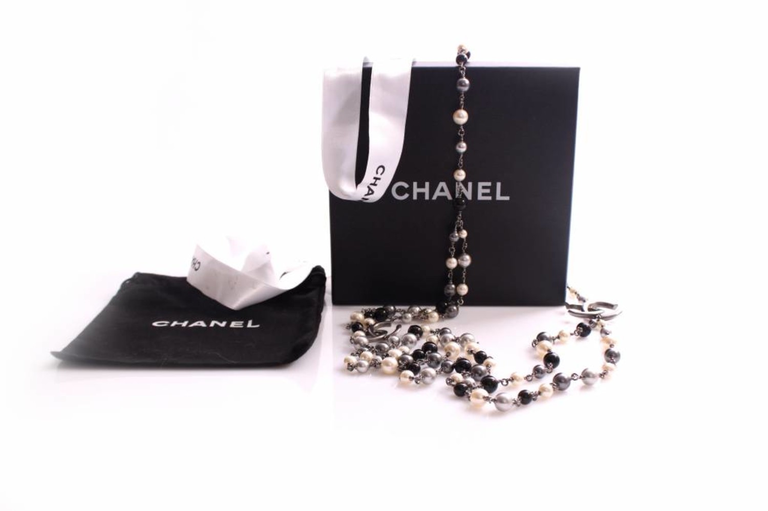 aantrekkelijk Middelen Parana rivier Chanel, parel ketting met metalen chanel logos. - Unique Designer Pieces