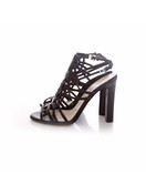 Nursace, black leather sandals in size 39. Nursace, black leather sandals in size 39.
