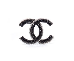 Chanel, Black and white pearl CC pin brooche. - Unique Designer