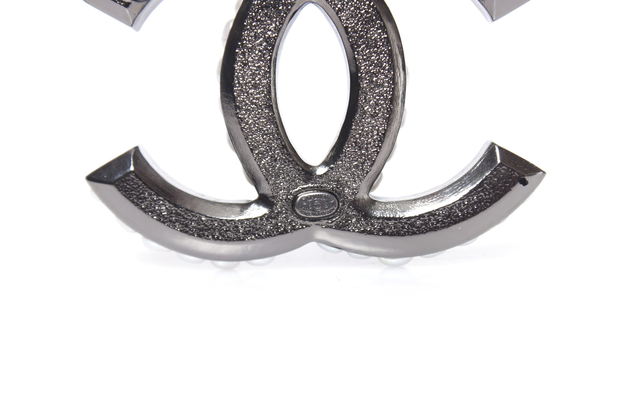 Chanel, zwarte en witte CC pin broche. Unique Designer Pieces