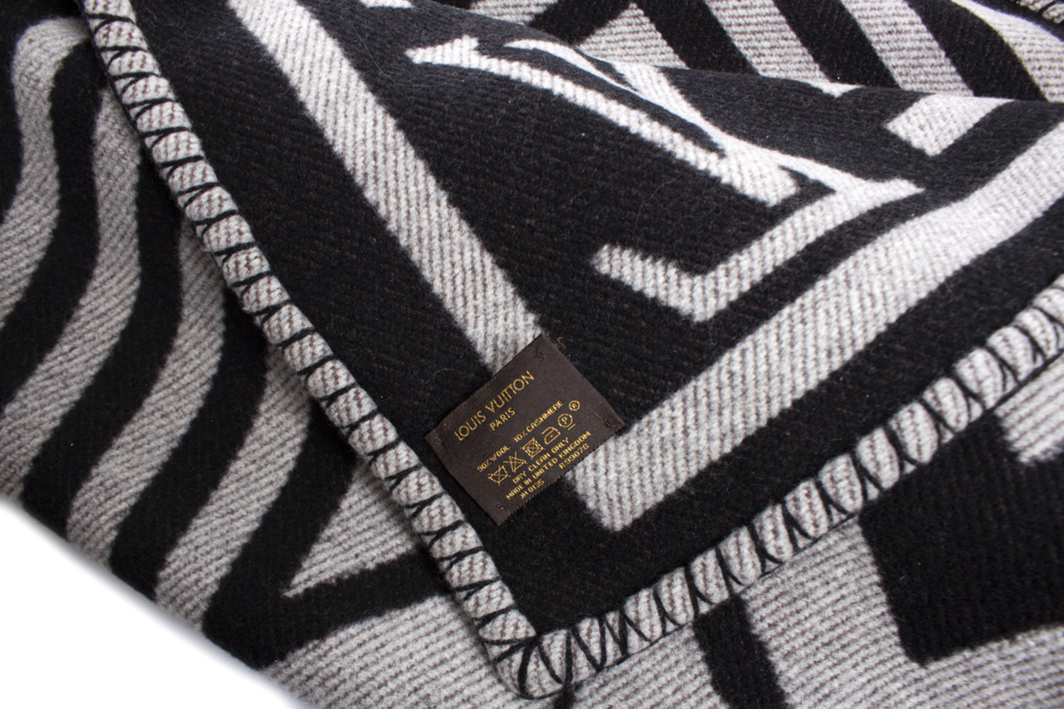 louis vuitton karakoram blanket scarf - the most beautiful thing I have  seen in mens …