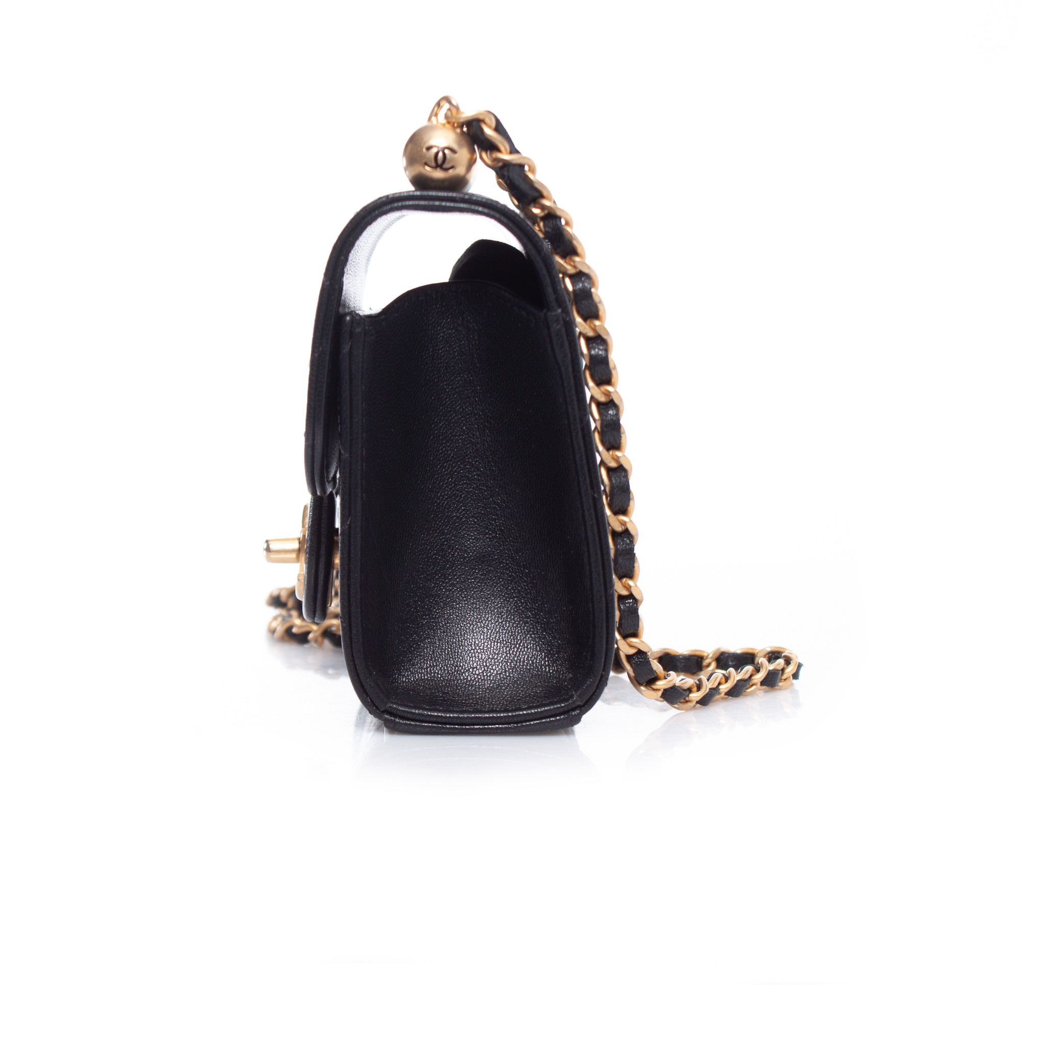 Chanel, Pearl clutch on chain - Unique Designer Pieces
