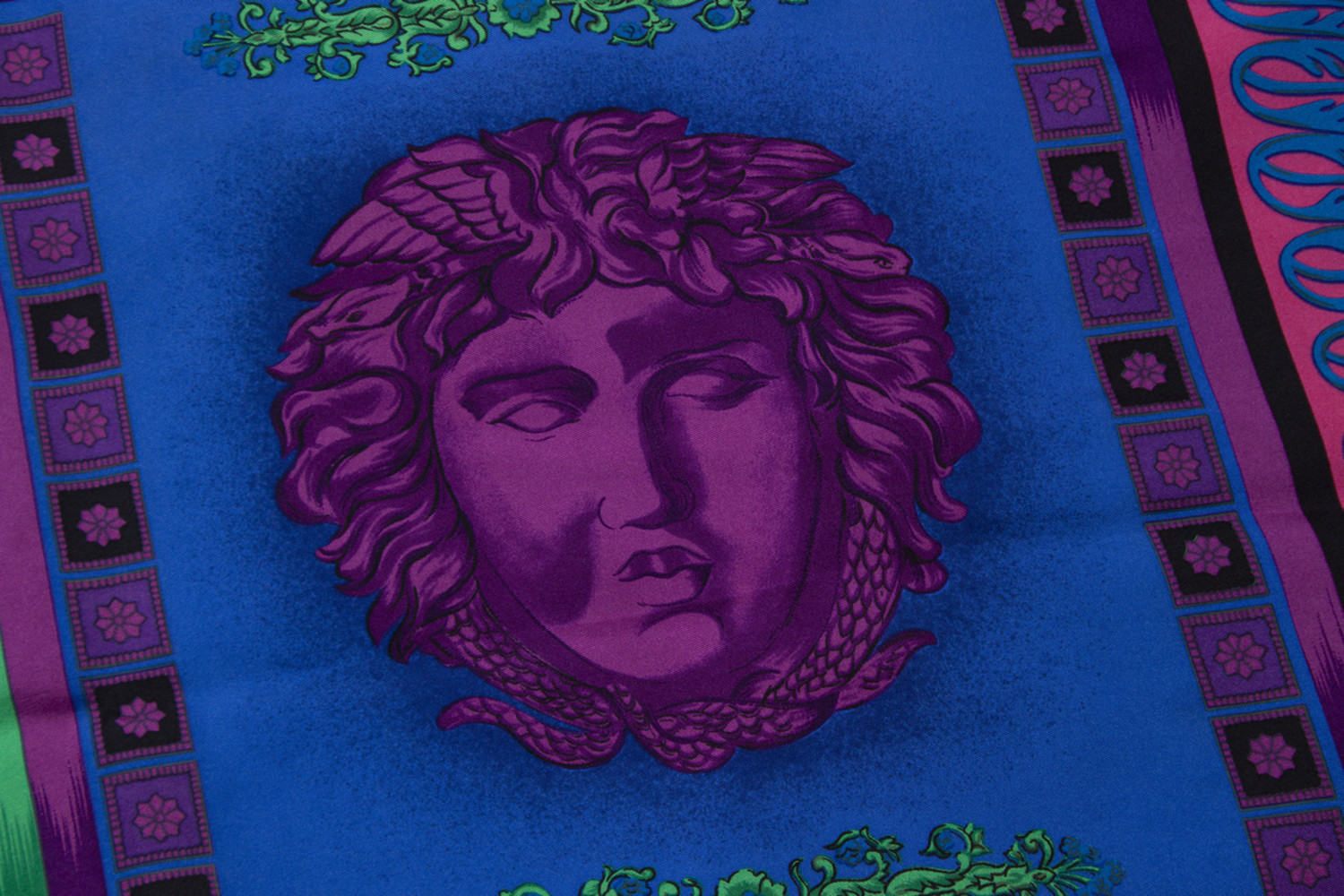 ATELIER VERSACE VINTAGE イタリア製 メデューサ柄ストール Atelier Versace, Multicolored medusa scarf - Unique Designer Pieces