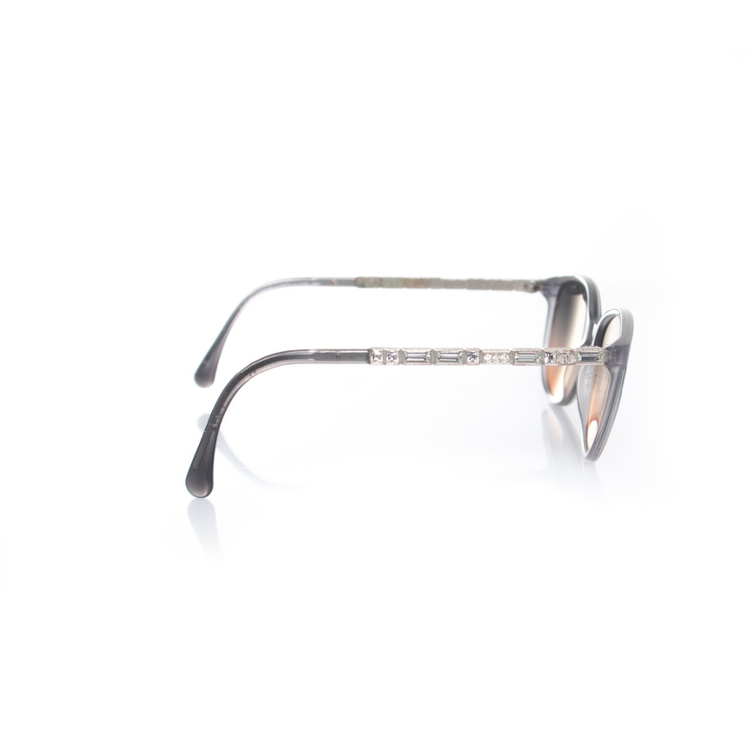 Chanel, grey sunglasses with rhinestones temples - Unique  display picture 1