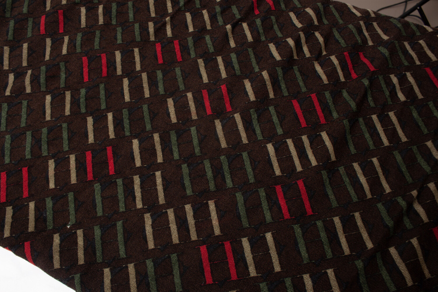 Foulard Carolina Herrera En Soie 100% - Vintage, 50x50 Cm, Fond Marron, Occasion