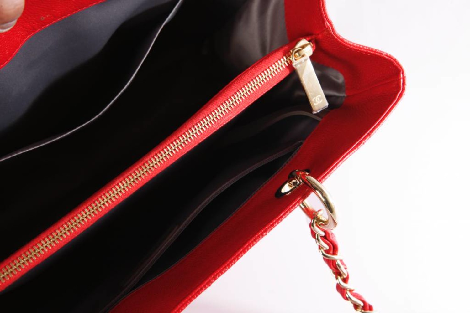 Chanel, Classic Shopper shoulder bag GST in red quilted caviar