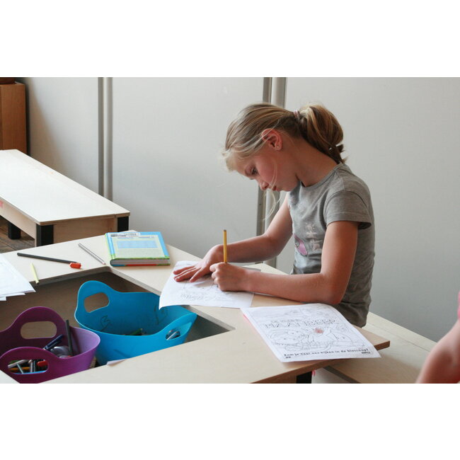 Table en bois avec bancs pour enfants