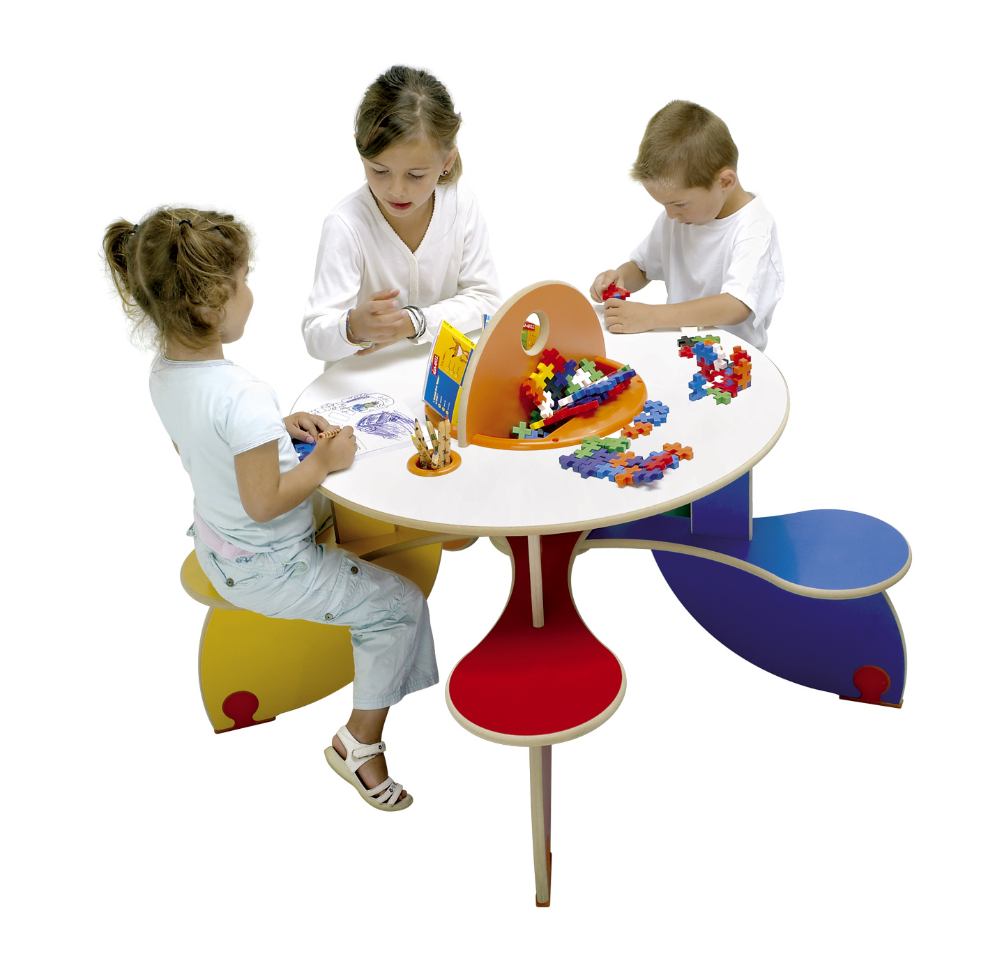 Aménagement un magasin ou salle d'exposition avec meubles et jouets pour des enfants