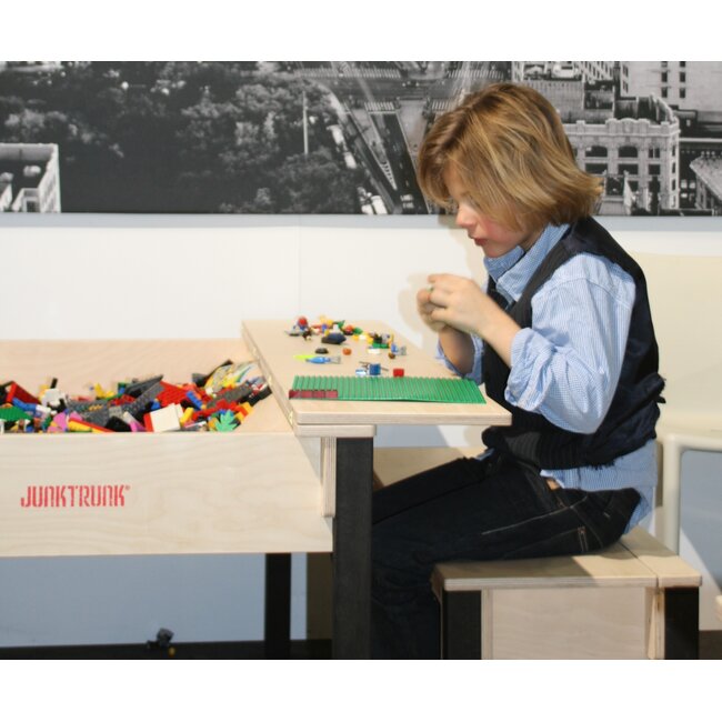 JunkTrunk Spieltisch mit Aufbewahrung und 2 Hockern