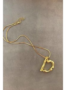 Adamarina D- Colgante letra dorado con cadena