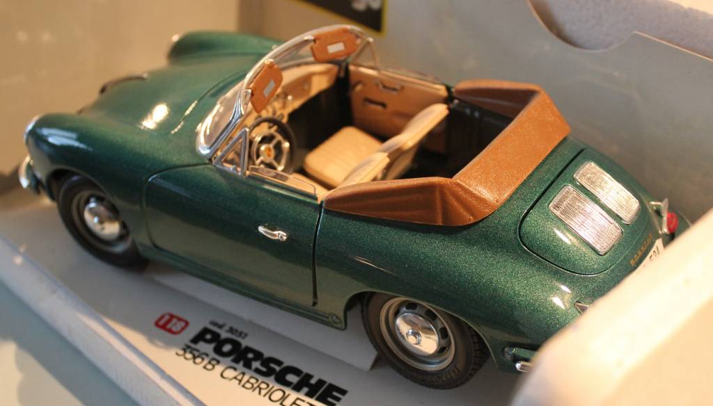 Burago 3031 1961 Porsche 356B cabriolet (scale 1:18)