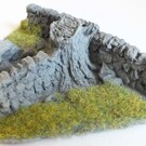Javis Javis JCORN2RES Trockenmauerwerk Ecke beschädigt, mit Baumstumpf (Spur H0/00, Resin), ca 8 x 9 cm