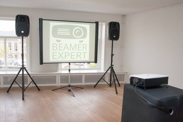 Set met beamer, projectiescherm, speakers op standaard en projectietafel huren