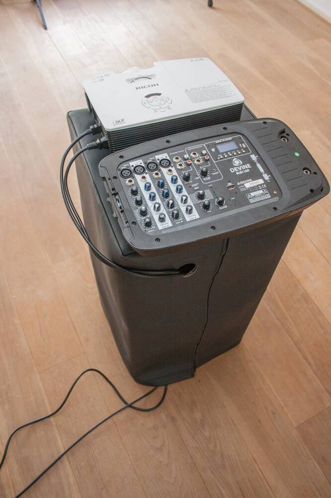 Set met beamer, projectiescherm, speakers op standaard en projectietafel huren Set met beamer, projectiescherm, speakers op standaard en projectietafel huren