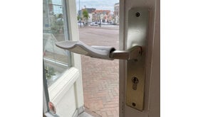 Handenvrije deuropener Carna wit Handenvrije deuropener Carna wit