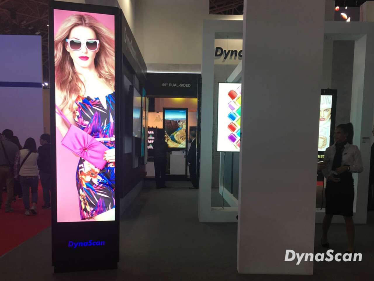 DynaScan DynaScan DI881LT2 hoge helderheid digital signage display DynaScan DynaScan DI881LT2 hoge helderheid digital signage display