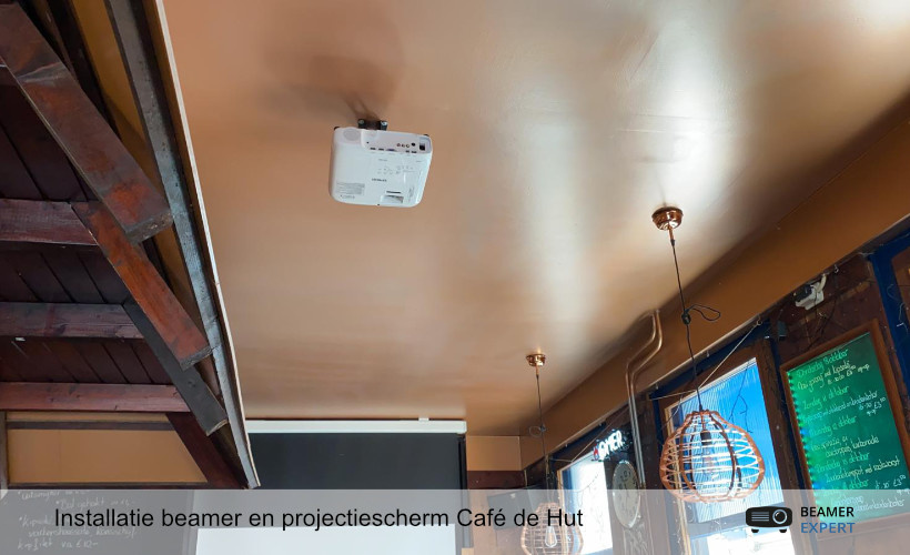 Installatie beamer en projectiescherm Café De Hut Haarlem
