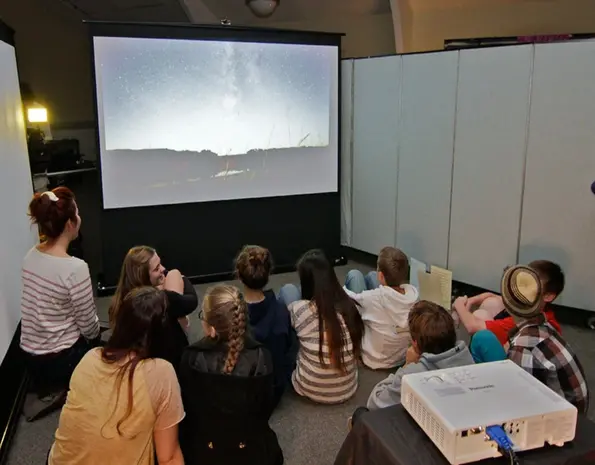 Elite Screens Elite Screens ezCinema F135NWH mobiel projectiescherm