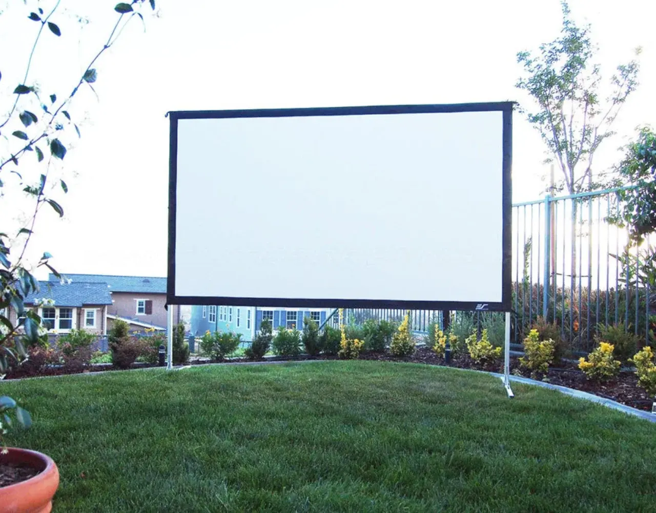 Elite Screens Elite Screens Yard Master 2 WraithVeil-Dual 110 inch mobiel projectiescherm