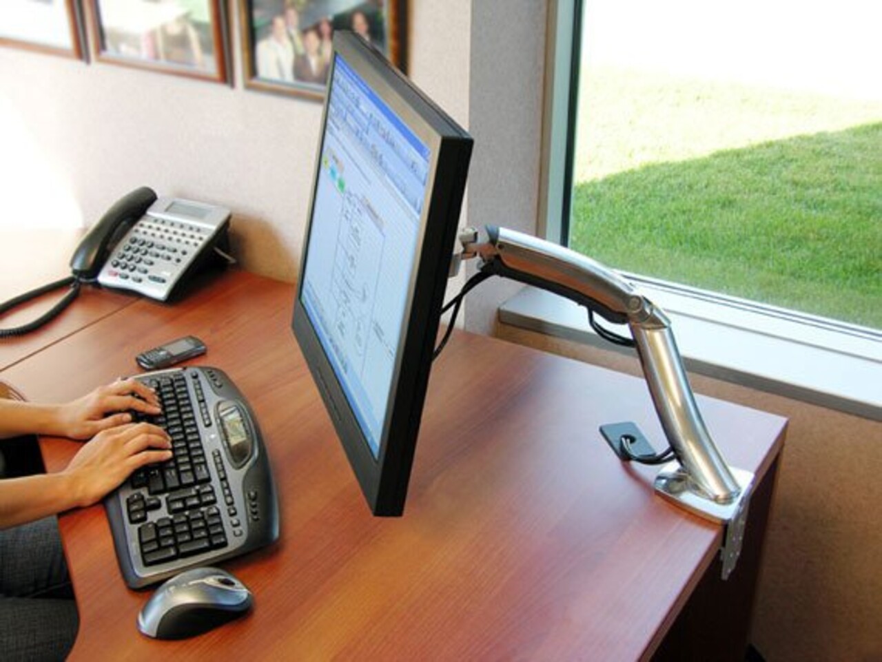Ergotron Ergotron MX Series Desk Mount LCD Arm Ergotron Ergotron MX Series Desk Mount LCD Arm