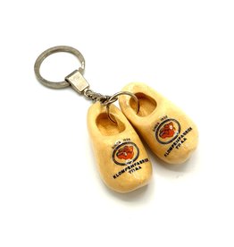 Dubbele Klomp sleutelhangers met logo (kies uit wit, gelakt of geel)