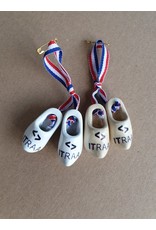 Broche two woodenshoes white with logo